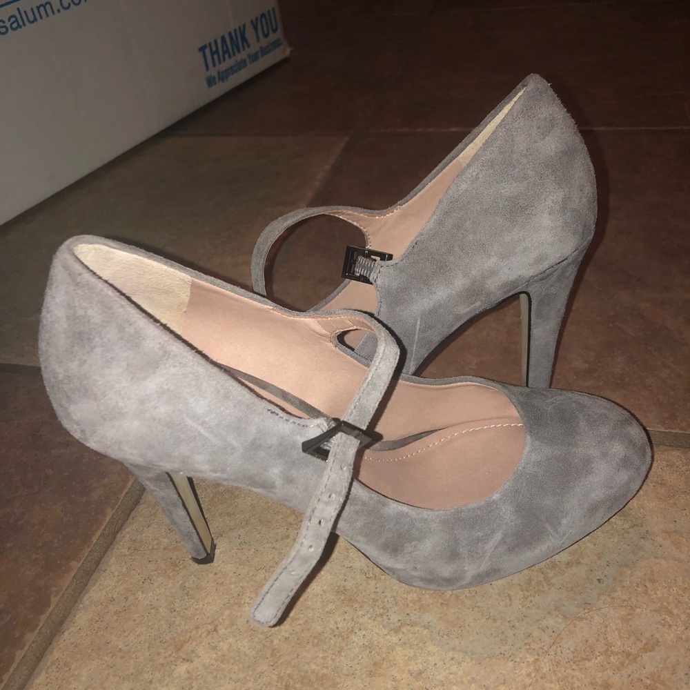 VINCE CAMUTO SUEDE PUMPS